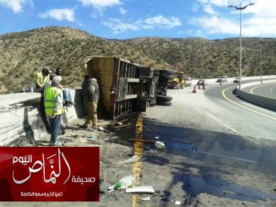 انقلاب شاحنة اسمنت بعقبة الهدار .. والمخاطر مستمرة