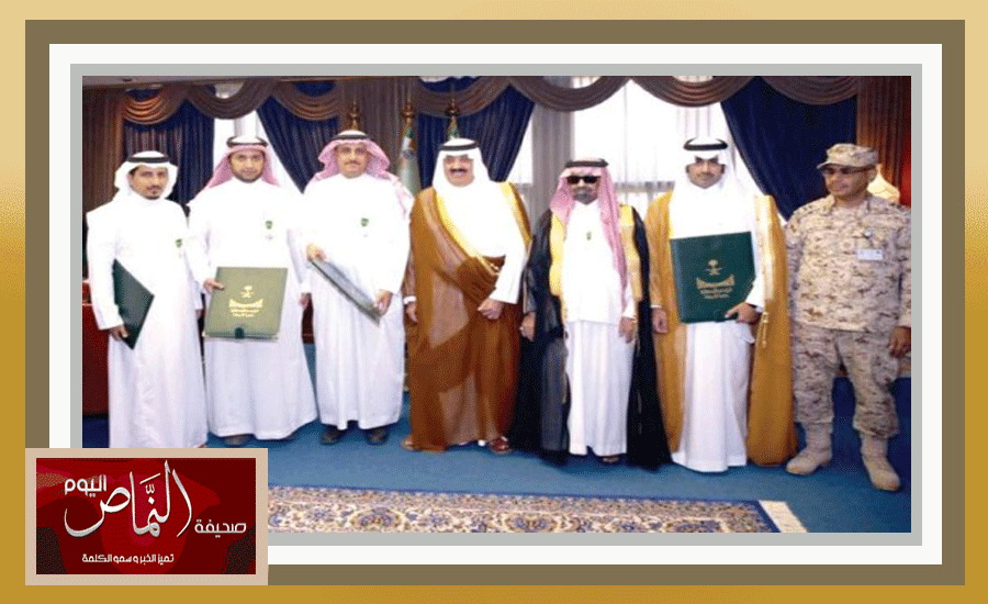 الأمير متعب بن عبدالله .. يسلم وسام الملك عبدالعزيز لذوي الشهيد ظافر الشهري