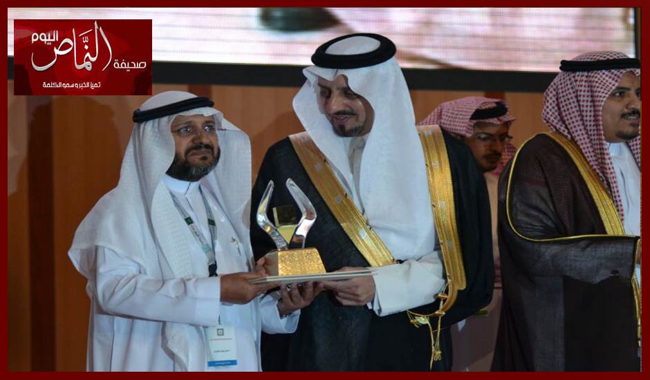 العمري .. الموظف المثالي بجامعة خالد ، والأمير يكرمه